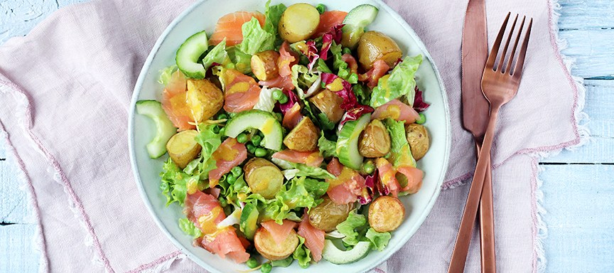 Salade met gerookte zalm en aardappeltjes