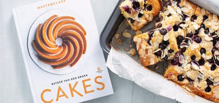 Review boek Cakes + recept amandelcake met blauwe bessen