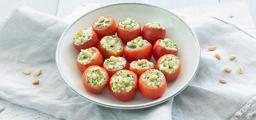 Tomaatjes gevuld met pesto