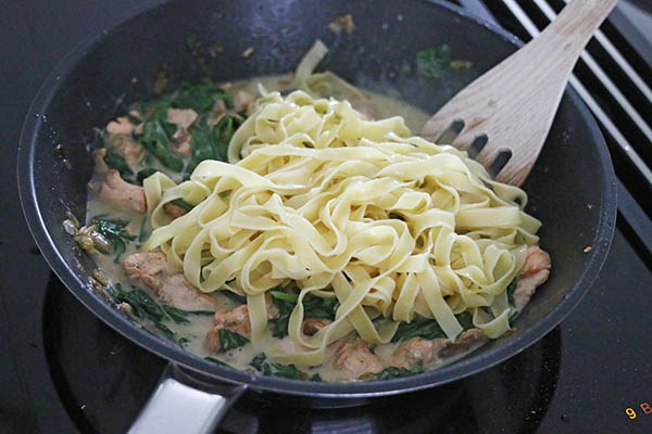 Pasta_with_salmon_spinach_05.jpg