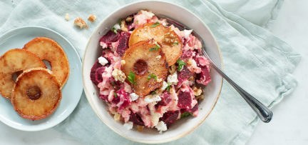 Red beet stew with apple