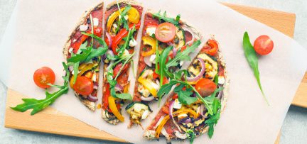 Glutenvrije bloemkool pizza met groenten