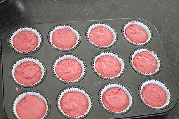 red_velvet_cupcakes_04.jpg