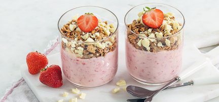 Aardbeien yoghurt met granola in een glaasje