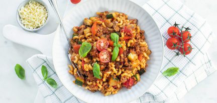 Macaroni with minced meat and vegetables