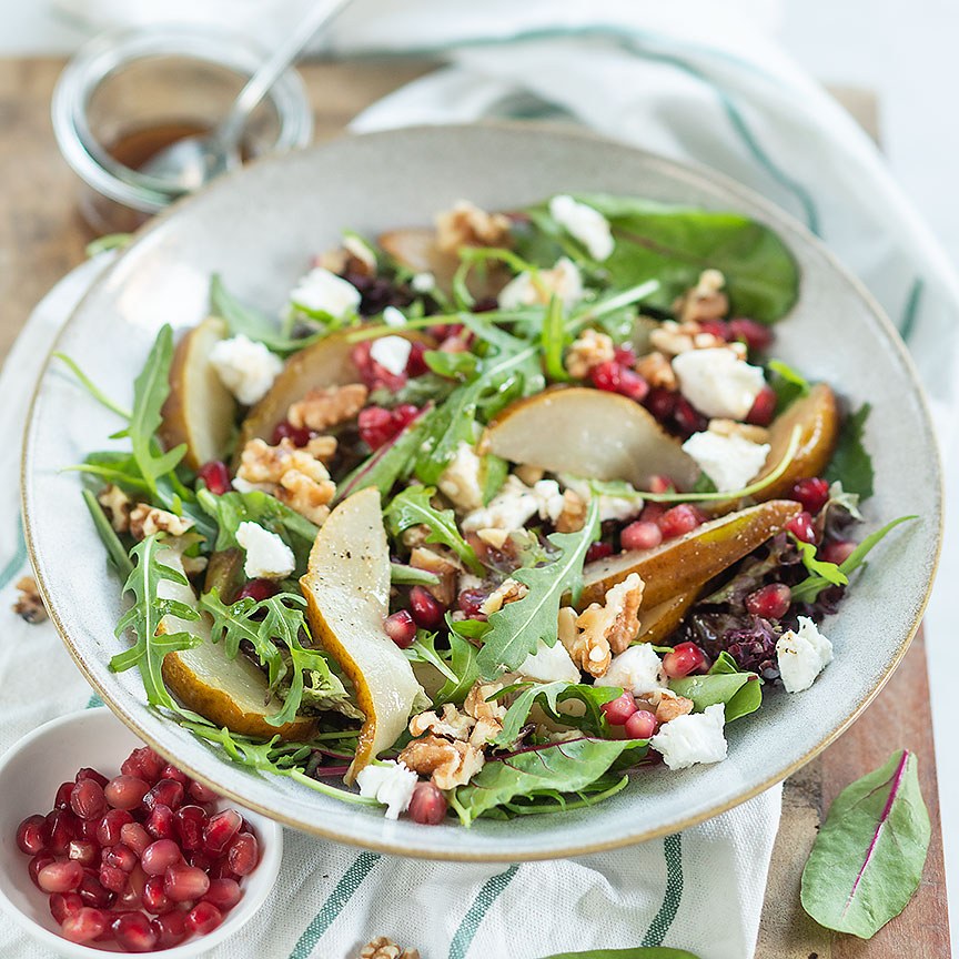 Salad with pear and walnut