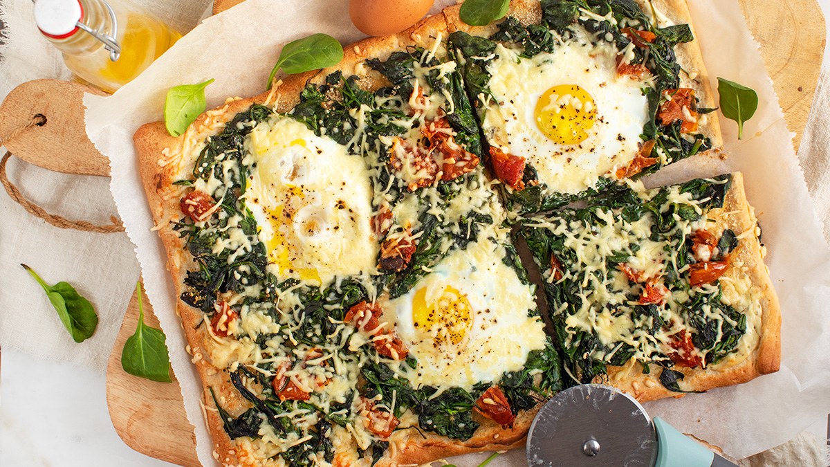 Pizza met ei en spinazie