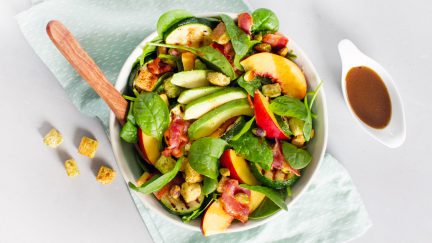 Spinazie salade met gegrilde perzik